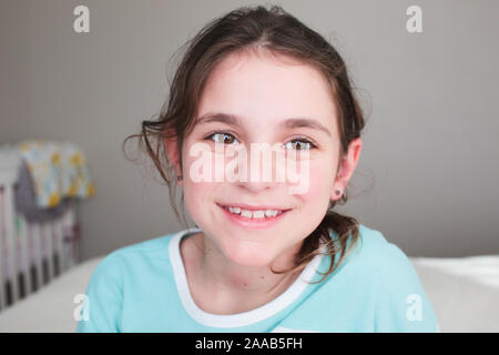 Close up Portrait von 8 Jahre alten schönen Mädchen, braune Haare, große braune Augen, Happy girl Stockfoto