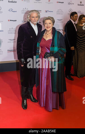 Marie-Luise Marjan und Hermann Bühlbecker beim 38. Deutschen SportpresseBall 2019 in der Alten Oper. Frankfurt, 09.11.2019 Stockfoto