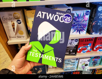 Montreal, Kanada - 23. Oktober 2019: eine Hand mit einem Margaret Atwood Buch der Testamente Stockfoto