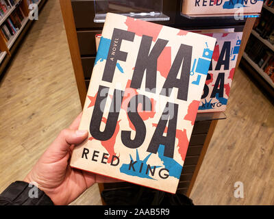 Montreal, Kanada - 23. Oktober 2019: eine Hand mit einem Reed König Buch FKA USA Stockfoto