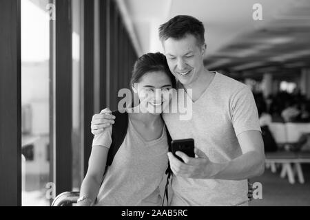 Porträt der glückliche junge multi-ethnische Paar beim gemeinsamen Urlaub Stockfoto