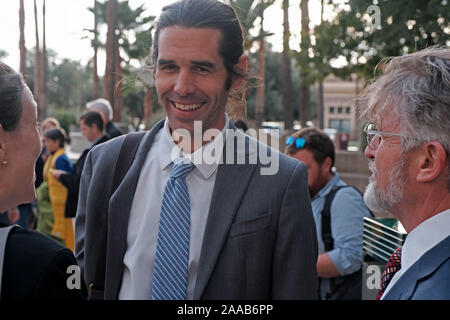 Tucson, Arizona, USA. Nov, 2019 21. Scott Warren wurde für nicht schuldig befunden im Bundesgerichtshof in Tucson auf die Gebühren der beherbergen zwei illegale Einwanderer. Warren hatte vorgeworfen, beherbergen zwei Migranten in einer Scheune in der Wüste in Ajo, Arizona. Verfolger hatten angebliche er Wasser zu den beiden Männern zur Verfügung gestellt und ihnen geholfen, die Erkennung durch den US Border Patrol vermeiden. Dies war der zweite Prozess gegen Dr. Warren. Der erste Versuch führte zu einem hung Jury. Die Jury hat sich einstimmig auf die nicht Schuldspruch und fand die Regierung nicht bewiesen hatte es ist. Credit: ZUMA Press, Inc./Alamy leben Nachrichten Stockfoto