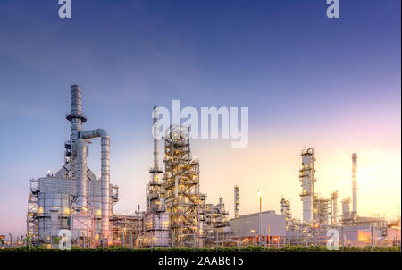 Öl und Gas Industrie-Raffinerieanlage in der Dämmerung Stockfoto