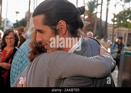 Tucson, Arizona, USA. Nov, 2019 21. Scott Warren wurde für nicht schuldig befunden im Bundesgerichtshof in Tucson auf die Gebühren der beherbergen zwei illegale Einwanderer. Warren hatte vorgeworfen, beherbergen zwei Migranten in einer Scheune in der Wüste in Ajo, Arizona. Verfolger hatten angebliche er Wasser zu den beiden Männern zur Verfügung gestellt und ihnen geholfen, die Erkennung durch den US Border Patrol vermeiden. Dies war der zweite Prozess gegen Dr. Warren. Der erste Versuch führte zu einem hung Jury. Die Jury hat sich einstimmig auf die nicht Schuldspruch und fand die Regierung nicht bewiesen hatte es ist. Credit: ZUMA Press, Inc./Alamy leben Nachrichten Stockfoto