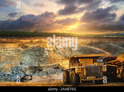 Gelbe Dump Truck laden mineralien Kupfer, Silber, Gold und andere im Bergbau Steinbruch. Stockfoto