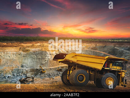 Gelbe Dump Truck laden mineralien Kupfer, Silber, Gold und andere im Bergbau Steinbruch. Stockfoto