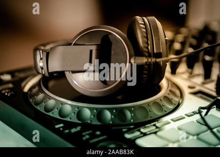 Party DJ-Kopfhörer mit kräftigem Bass. Ausrüstung für Nachtclub. Disc Jockey digital cd-player Plattenspieler. Spielen Sie Musik auf Hip Hop Partys. Leichte Undichtigkeit Wirkung Stockfoto