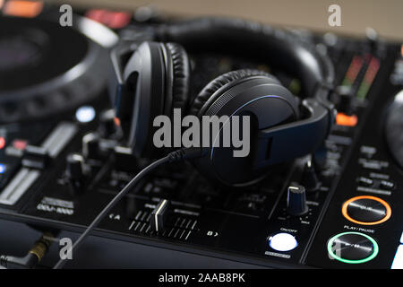 Party DJ-Kopfhörer mit kräftigem Bass. Ausrüstung für Nachtclub. Disc Jockey digital cd-player Plattenspieler. Spielen Sie Musik auf Hip Hop Partys. Leichte Undichtigkeit Wirkung Stockfoto