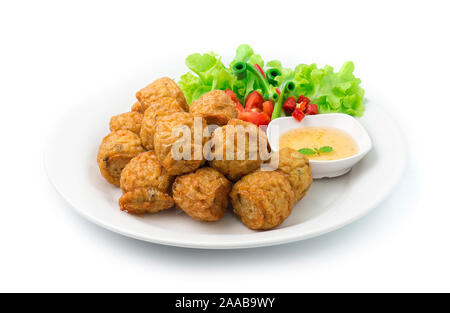 Hähnchenbrustrouladen frittierte gemischten Zutat Asian Food dish Thai Stil serviert Pflaume Sweet Chili Sauce dekorieren geschnitztes Gemüse und Chili geschnitzten Seite vi. Stockfoto