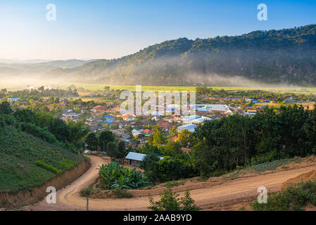 Muang lange Dorf im Goldenen Dreieck, Luang Namtha im Norden in der Nähe von China Laos Burma Thailand, kleine Stadt im Fluss Tal mit malerischen Dunst und Nebel. Tra Stockfoto