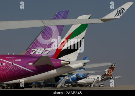 Dubai, Vereinigte Arabische Emirate. Nov, 2019 18. Zivilen Verkehrsflugzeugen von Boeing und Airbus auf eine statische Darstellung während des zweiten Tages des Dubai International Airshow-2019 geparkt. Credit: SOPA Images Limited/Alamy leben Nachrichten Stockfoto