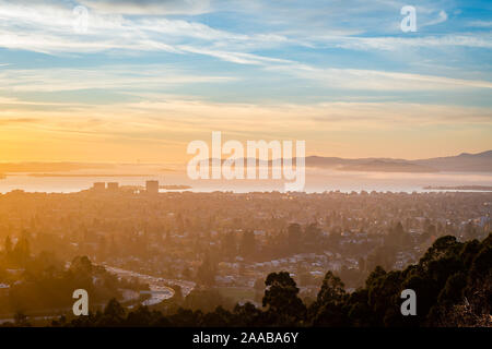 Sonnenuntergang über Oakland und San Francisco. Stockfoto