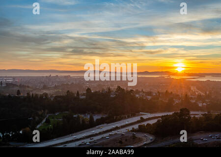 Sonnenuntergang über Oakland und San Francisco. Stockfoto