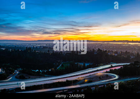 Sonnenuntergang über Oakland und San Francisco. Stockfoto