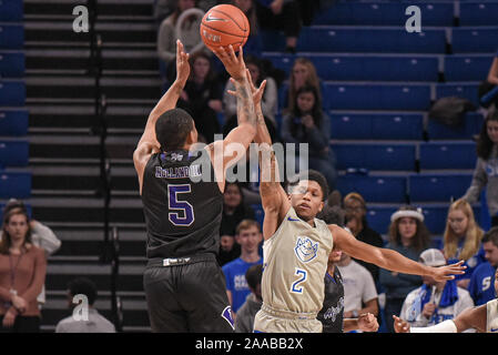 20.November 2019: Saint Louis Billikens guard Tay Weaver (2) Versucht zu werfen den Schuß Versuch von Leoparden High Point Guard Curtis Holland III (5) während der regulären Saison Spiel, wo der höchste Punkt Leoparden besuchte die St. Louis Billikens. Gehalten an Chaifetz Arena in St. Louis, MO Richard Ulreich/CSM Stockfoto