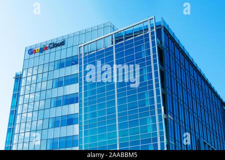 Google Cloud Schild befindet sich moderne Gebäude bei Google Campus in Silicon Valley - Sunnyvale, Kalifornien, USA - 2019 angezeigt Stockfoto