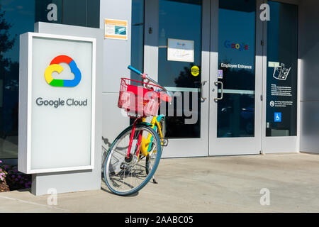 Google Fahrrad an Mitarbeiter Eingang zu Google Cloud Campus Gebäude - Sunnyvale, Kalifornien, USA - 2019 geparkt Stockfoto
