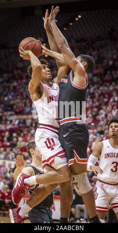 Bloomington, Indiana, USA. Nov, 2019 20. Indiana Hoosiers guard ROB PHINISEE (10) stellt bis zum Jump gegen Princeton Tigers guard MAX JOHNS (4) in der ersten Hälfte an Aula. PHINISEE zählte 2 Punkte in der Hoosiers" gewinnen. Credit: Rodney Margison/ZUMA Draht/Alamy leben Nachrichten Stockfoto