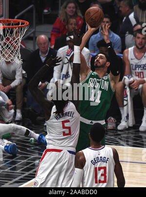 Los Angeles, USA. Nov, 2019 20. Celtics Enes Kanter Kerben über Scherer Kawhi Leonard im ersten Quartal Maßnahmen auf Staples Center in Los Angeles, 20. November 2019. Foto von Jon SooHoo/UPI Quelle: UPI/Alamy leben Nachrichten Stockfoto