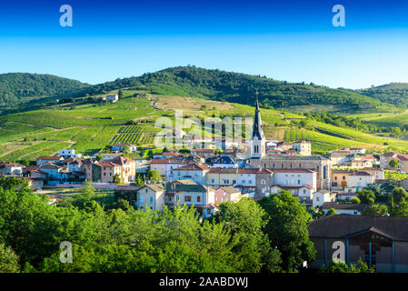 Le Perreon Dorf am Morgen, Landschaft des Beaujolais, Frankreich Stockfoto