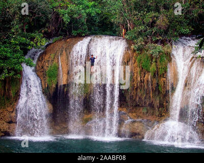 Springen Mann, Sai Yok Noi fällt, Kanchanaburi, Thailand Stockfoto