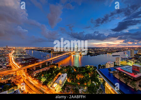 Himmel hoch über Bangkok, Rama IX Bridge & Infinity Pool Stockfoto