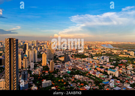 Blick von Sathorn auf den Hafen von Bangkok Stockfoto
