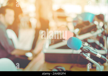 Zwei Mikrofone mit blauen und roten Schwämmen auf Stativ mit Kopfhörer auf den Tisch gelegt mit blur Bild der audio Techniker war die Installation und tes Stockfoto