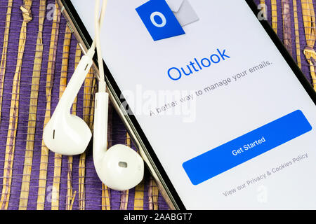 Helsinki, Finnland, 4. Mai 2019: Microsoft Outlook office Symbol auf Apple iPhone X-close-up. Microsoft Outlook Symbol der App. Microsoft heraus Stockfoto