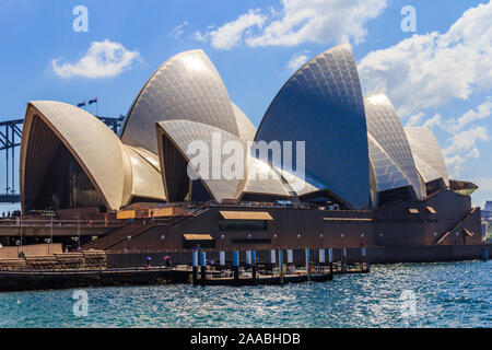 Sydney, Australien - 24. März 2013: Blick auf das Opernhaus in Sydney. Die Sydney Harbour Bridge im Hintergrund. Stockfoto