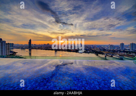 Sonnenaufgang, Avani Bangkok Riverside Hotel, Infinity Pool Stockfoto
