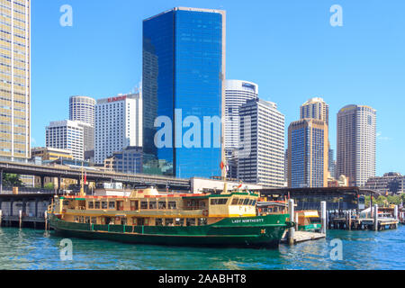 Sydney, Australien - 24. März 2013: Blick auf Circular Quay und dem Central Business District. Die Manly Fähre fährt von hier aus. Stockfoto