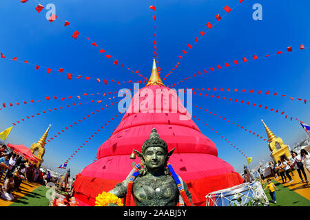 Eingewickelt in Rot, Wat Saket, der Goldene Berg, Bangkok Stockfoto