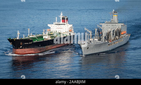 191123-N-LQ 653-1474 PAZIFISCHEN OZEAN (Okt. 2010) 28, 2019) Henry J. Kaiser-Klasse unterwegs Auffüllung öler USNS Yukon (T-AO-202, rechts, eine konsolidierte Laden mit kommerziellen Tanker MT Empire State zu führen. Die Entwicklung der Military Sealift Command (MSC) Pacific Commander die Möglichkeit, eine Ausbildung auf See mit den beiden Schiffen zu trainieren. (U.S. Marine Foto von Mass Communication Specialist 1. Klasse Patrick W. Menah jr./Freigegeben) Stockfoto