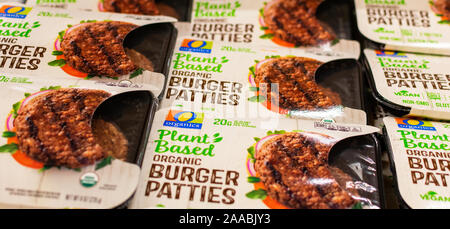Safeway organischen pflanzlichen Burger Pastetchen konkurrieren mit über Fleisch Marke auf pflanzliche Fleischalternativen Markt - Cupertino, Kalifornien, USA - 20. Juni, 2019 Stockfoto