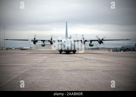 Eine C-130H Hercules Flugzeuge der 103 Airlift Wing, Connecticut Air National Guard zugeordnet Zurück zu Bradley Air National Guard Base aus einer Bereitstellung in Kuwait, November 5, 2019, in East Granby, Anschl. Das Flugzeug nach Kuwait zur Unterstützung der Operation inhärenten Lösen und Betrieb, Betrieb Spartan Schild bereitgestellt wurde. (U.S. Air National Guard Foto von Tech. Sgt. Tamara R. Dabney) Stockfoto