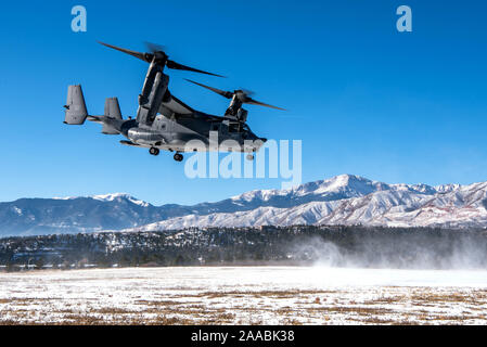 Us AIR FORCE ACADEMY, Colo-A CV-22 Osprey zieht aus der US Air Force Academy Flugplatz an November 2, 2019 während einer incentive Flug. Kadetten auf dem Flug gewann ein Abenteuer lernen Wettbewerb, wo die oberen zwei Mannschaften 55 Meilen in 28 Stunden, Sie verdienen ein Sitzplatz im Flugzeug ging, während es Ihnen über Colorado Springs fliegt. Stockfoto