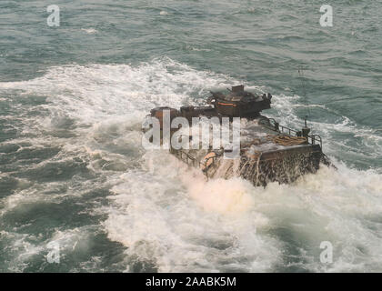 Bucht von Bengalen (Nov. 19, 2019) Ein US-Angriff Amphibienfahrzeug fährt das Deck an Bord der Whidbey Island-Klasse dock Landung Schiff USS Germantown (LSD 42) in Vorbereitung auf die Landung am Strand während Tiger TRIUMPH. Tiger TRIUMPH gibt US-amerikanischen und indischen Truppen die Möglichkeit, Kenntnisse auszutauschen und von einander sowie persönlichen und beruflichen Beziehungen lernen. (U.S. Marine Foto von Mass Communication Specialist 1. Klasse Toni Burton) Stockfoto