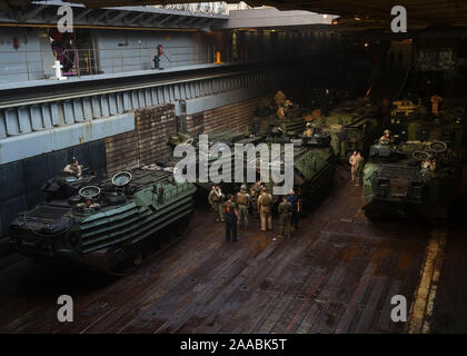 Bucht von Bengalen (Nov. 19, 2019) US-Marines aus dem 2., 2. Marine Regiment, derzeit um die 3. Marine Division zugeordnet, und der indischen Armee drive US-Angriff Amphibienfahrzeuge aus dem gut Deck an Bord der Whidbey Island-Klasse dock Landung Schiff USS Germantown (LSD 42) in Vorbereitung auf die Landung am Strand während Tiger TRIUMPH. Tiger TRIUMPH gibt US-amerikanischen und indischen Truppen die Möglichkeit, Kenntnisse auszutauschen und von einander sowie persönlichen und beruflichen Beziehungen lernen. (U.S. Marine Foto von Mass Communication Specialist 1. Klasse Toni Burton) Stockfoto