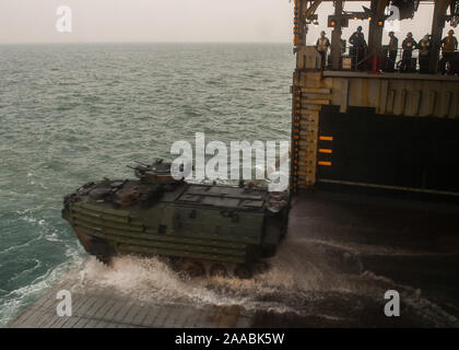 Bucht von Bengalen (Nov. 19, 2019) Ein US-Angriff Amphibienfahrzeug fährt das Deck an Bord der Whidbey Island-Klasse dock Landung Schiff USS Germantown (LSD 42) in Vorbereitung auf die Landung am Strand während Tiger TRIUMPH. Tiger TRIUMPH gibt US-amerikanischen und indischen Truppen die Möglichkeit, Kenntnisse auszutauschen und von einander sowie persönlichen und beruflichen Beziehungen lernen. (U.S. Marine Foto von Mass Communication Specialist 1. Klasse Toni Burton) Stockfoto