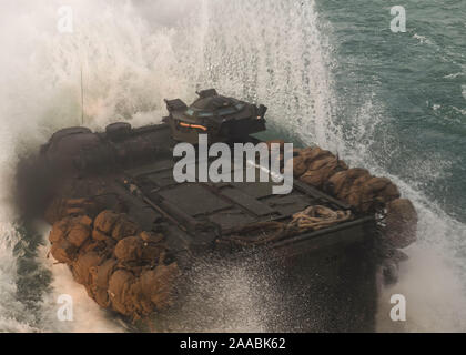 Bucht von Bengalen (Nov. 19, 2019) Ein US-Angriff Amphibienfahrzeug fährt das Deck an Bord der Whidbey Island-Klasse dock Landung Schiff USS Germantown (LSD 42) in Vorbereitung auf die Landung am Strand während Tiger TRIUMPH. Tiger TRIUMPH gibt US-amerikanischen und indischen Truppen die Möglichkeit, Kenntnisse auszutauschen und von einander sowie persönlichen und beruflichen Beziehungen lernen. (U.S. Marine Foto von Mass Communication Specialist 1. Klasse Toni Burton) Stockfoto