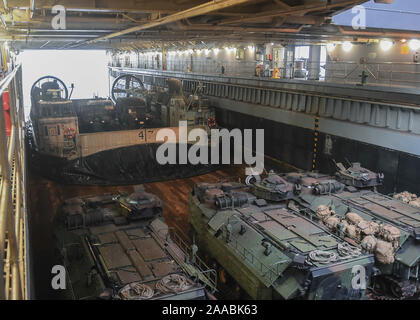 Bucht von Bengalen (Nov. 19, 2019) eine Landing Craft, Luftkissen, Naval Beach (NBU) 7, bereitet die Langley abzuweichen - Klasse dock Landung Schiff USS Germantown (LSD 42), mit US-Marines, ab 2 Bataillon, 2. Marine Regiment, derzeit um die 3. Marine Division zugeordnet, für Strand Landung während Tiger TRIUMPH. Tiger TRIUMPH gibt US-amerikanischen und indischen Truppen die Möglichkeit, Kenntnisse auszutauschen und von einander sowie persönlichen und beruflichen Beziehungen lernen. (U.S. Marine Foto von Mass Communication Specialist 1. Klasse Toni Burton) Stockfoto