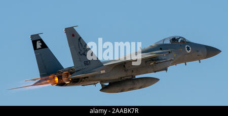 Eine israelische Luftwaffe F-15I Ra'am nimmt während der Blauen Flagge 2019 an uvda Air Base, Israel, November 5, 2019. Israelische F-15- und F-35 s nahmen an der multinationalen Übung. (U.S. Air Force Foto von Airman 1st Class Kyle Cope) Stockfoto