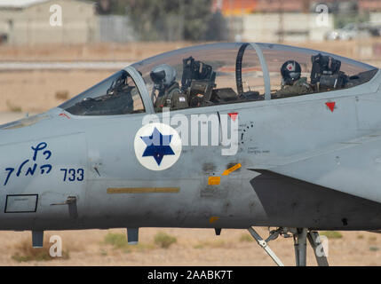 Eine israelische Luftwaffe F-15I Ra'Taxis bin auf der Startbahn während Blaue Flagge 2019 an uvda Air Base, Israel, November 4, 2019. Die USA und Israel haben eine starke und dauerhafte militärische Partnerschaft, die auf Vertrauen und entwickelte sich über Jahrzehnte der Zusammenarbeit. (U.S. Air Force Foto von Airman 1st Class Kyle Cope) Stockfoto