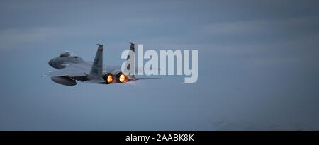 Ein 123 Fighter Squadron F-15 Eagle aus Portland Air National Guard Base, Erz fliegt über Tyndall Air Force Base, Fla. Während der karierten Flagge, 14. November 2019. Checkered Flag ist ein multi-Flugzeugzelle, gemeinsame-übung, mit dem Piloten zu komplexen Luft-zu-Luft Kampfszenarien. (U.S. Air National Guard Foto von Tech. Sgt. Steph Sawyer, 142 Jagdgeschwader Public Affairs) Stockfoto