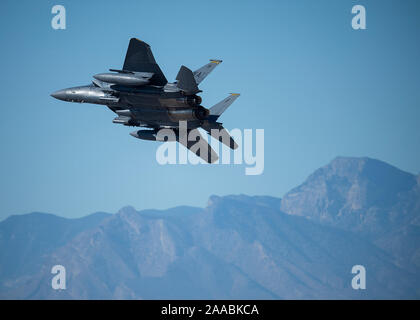 Eine F-15E Strike Eagle an der 17 Waffen Geschwader zugewiesen führt eine Luft Manöver während des Aviation Nation 2019 Air Show in der Nellis Air Force Base, Nevada, Nov. 16, 2019. Die F-15E ist ein Dual-rolle Kämpfer entwickelt, Luft-Luft- und Luft-Boden-Einsätze in tiefen Lagen, Tag und Nacht und bei jedem Wetter. (U.S. Air Force Foto von Airman 1st Class Bryan Guthrie) Stockfoto