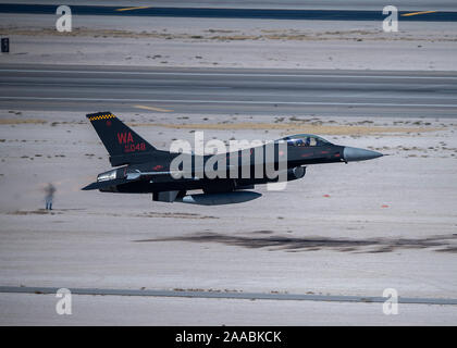 Eine F-16 Fighting Falcon Fighter jet bis zur 64Th Aggressor Squadron zugewiesen ist, während Aviation Nation Air Show 2019 auf der Nellis Air Force Base, Nevada, Nov. 16, 2019. Der Aggressor Lackierung "Wraith" wurde von einem social media Umfrage von Brig gewählt. Gen. Robert Novotny, 57 Wing Commander. (U.S. Air Force Foto von Airman 1st Class Bryan Guthrie) Stockfoto