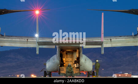 Ein Marine von Marine Medium Tiltrotor Squadron 362 (VMM-362), außerhalb des Marine Corps Air Station Miramar, Kalifornien, wartet noch auf den Start von gowen Field, Boise, Idaho, 19.11.2019. Die Marines sind ihre Suche und Rettung Fähigkeiten mit Piloten aus dem 190 Fighter Squadron am Saylor Creek, südlich von Mountain Home, Idaho. (U.S. Air National Guard Foto von Senior Master Sgt. Joshua C. Allmaras) Stockfoto