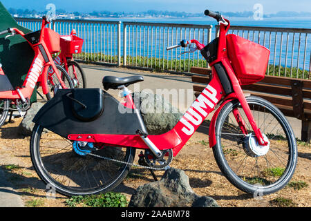 Von Uber Fahrräder entlang dem Pazifik Küste Fußgängerzone geparkt - Santa Cruz, Kalifornien, USA - 2019 springen: Stockfoto