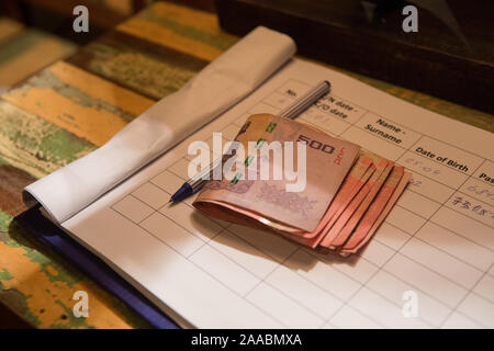 Thai Bündel Geld auf Notebooks mit Aufzeichnungen von Zahlung, Safe zum mieten Stockfoto